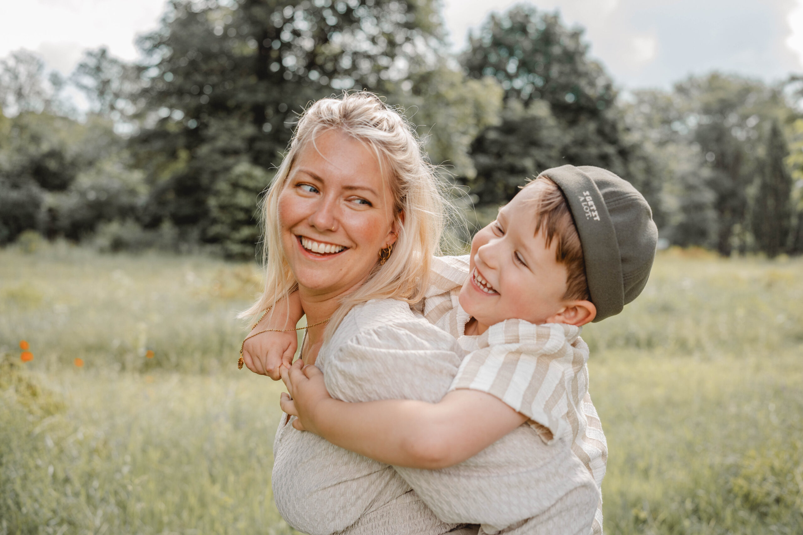 Familienfotografie von Mama und Sohn.